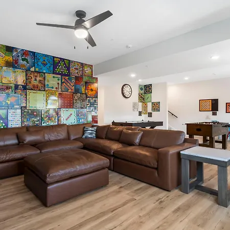 Stunning Lakeviews, Private Hot Tub, Free Sdc Tickets, Foosball, Arcade, Air Hockey!